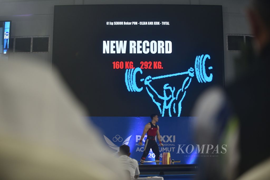 Lifter Papua sekaligus atlet pelatnas, Ricko Saputra, memecahkan rekor PON angkatan <i>clean and jerk</i>, serta total angkatan cabang olahraga angkat besi kelas 61 kilogram PON Aceh-Sumut 2024 di GOR Angkat Besi, kompleks Stadion Harapan Bangsa, Banda Aceh, Aceh, Rabu (4/9/2024).