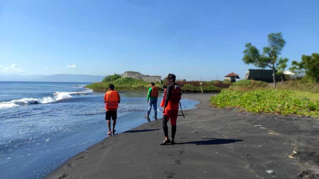 Tim SAR menyusuri kawasan pantai untuk mencari korban terakhir dari empat wisatawan yang tenggelam di Pantai Tanjung Menangis, Lombok Timur, Nusa Tenggara Barat, Senin (5/6/2023). Tiga wisatawan ditemukan meninggal.