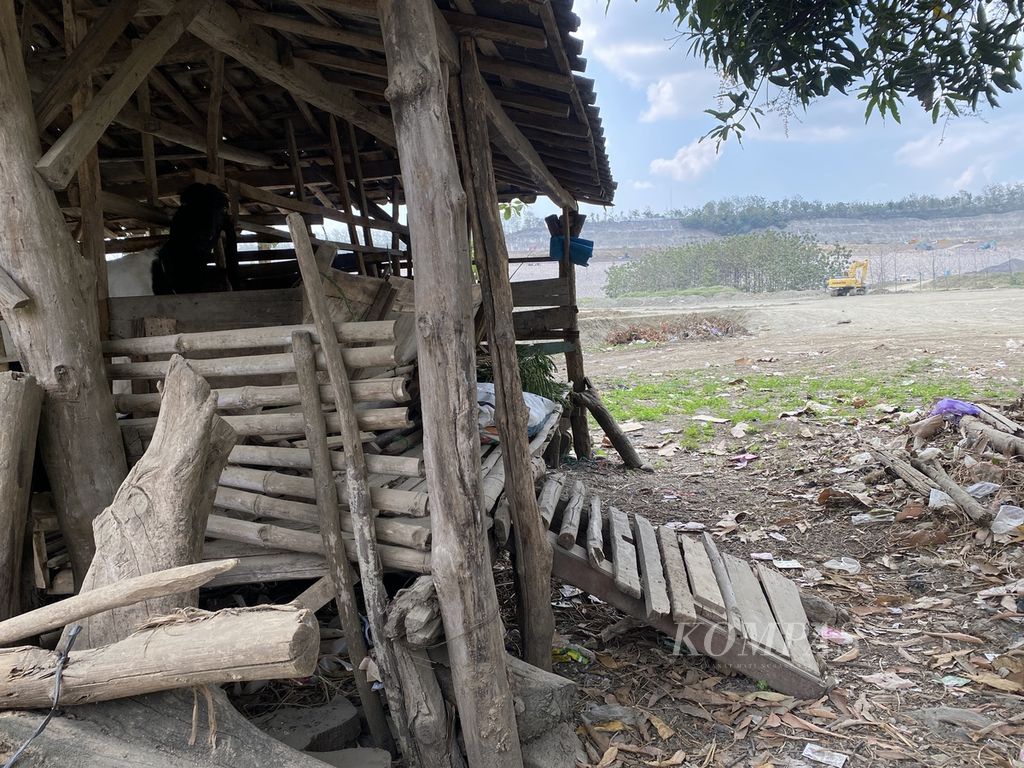 Kondisi kandang ternak di Dusun Kedungglatik, Desa Candirejo, Kecamatan Pringapus, Kabupaten Semarang, Jawa Tengah, Rabu (31/7/2024). Di kawasan itu sedang dibangun Bendungan Jragung yang akan dimanfaatkan untuk menyediakan air minum bagi masyarakat di Kota Semarang, Kabupaten Demak, dan Kabupaten Grobogan. 