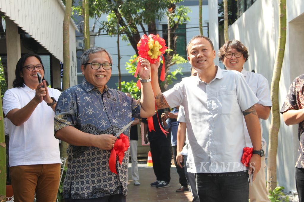 Wakil Pemimpin Umum Harian <i>Kompas</i> Tri Agung Kristanto (kiri) dan Direktur Utama Kanma Group Jayadi Budiman melakukan proses pemotongan pita saat <i>grand opening</i> kafe Kopi Nako Kompas Solo di Kota Surakarta, Jawa Tengah, yang baru saja dibuka, Sabtu (17/8/2024). 