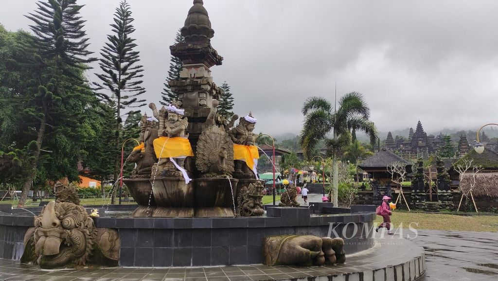 Kawasan Pura Agung Besakih di Kabupaten Karangasem, Bali, ditata dan diperindah agar semakin nyaman dan kian menarik, selain untuk menjaga kesucian dan keagungan kawasan suci tersebut. Suasana di kawasan Pura Besakih, Karangasem, Senin (6/3/2023).