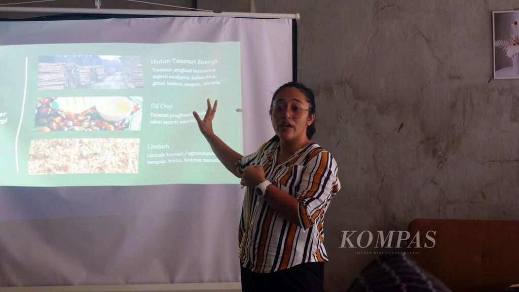 Manajer Kampanye Bioenergi Trend Asia Amalya Reza Oktaviani memaparkan kondisi transisi energi di Indonesia saat berbincang dengan awak media di Banjarmasin, Kalimantan Selatan, Jumat (23/2/2024) sore.