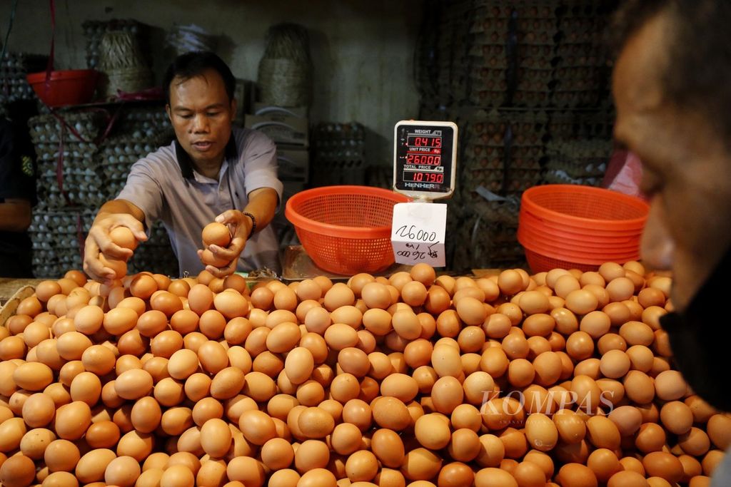 Seorang pedagang telur ayam ras melayani pembeli di Pasar Kebayoran Baru, Jakarta Selatan, Jumat (29/9/2023).