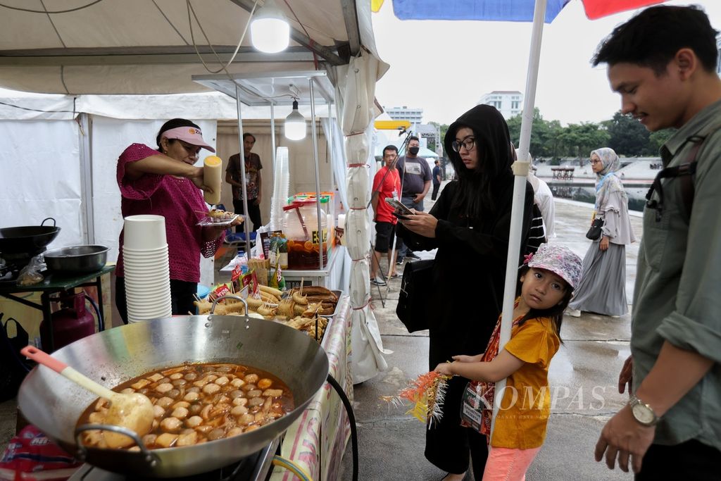 Warga membeli jajanan di salah satu <i>tenant </i>Djakarta Ramadhan Fair 2024 di Taman Lapangan Banteng, Jakarta Pusat, Jumat (15/3/2024). Djakarta Ramadhan Fair digelar untuk memeriahkan bulan suci Ramadhan 1445 Hijriah/2024. 