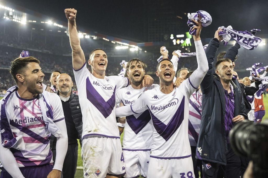 Para pemain Fiorentina merayakan kemenangan mereka atas FC Basel pada laga kedua semifinal Liga Konfederasi UEFA di Stadion ST Jakob-park, Basel, Swiss, Jumat (19/5/2023) dini hari WIB. Fiorentina menang 3-1 dan melaju ke final dengan keunggulan agregat 4-3