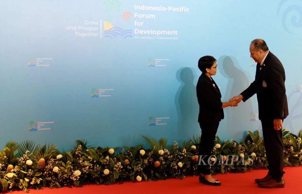 Menteri Luar Negeri RI Retno Marsudi menyambut Menteri Utama Niue Dalton Takelagi menjelang pembukaan Indonesia-Pacific Forum for Development, Rabu (7/12/2022), di Badung, Bali. 
