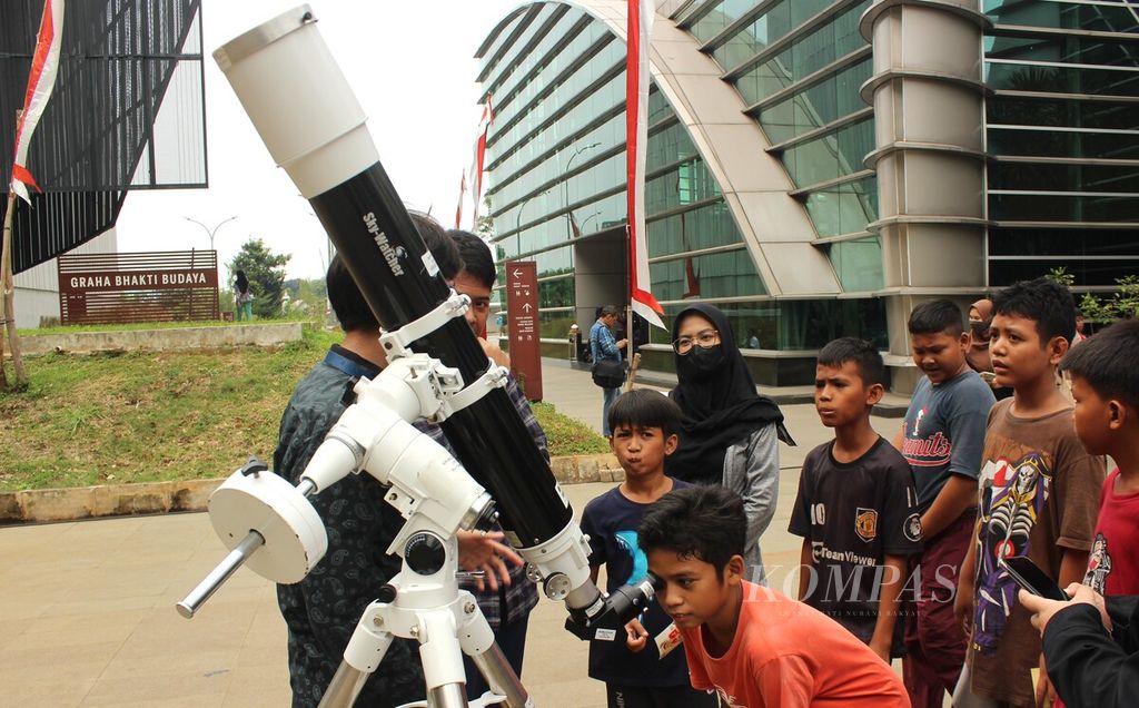 Seorang anak mengamati matahari menggunakan teleskop di Taman Ismail Marzuki, Jakarta, Sabtu (12/8/2023). Kegiatan ini merupakan rangkaian dari Pekan Astronomi Jakarta yang berlangsung pada 7-13 Agustus.