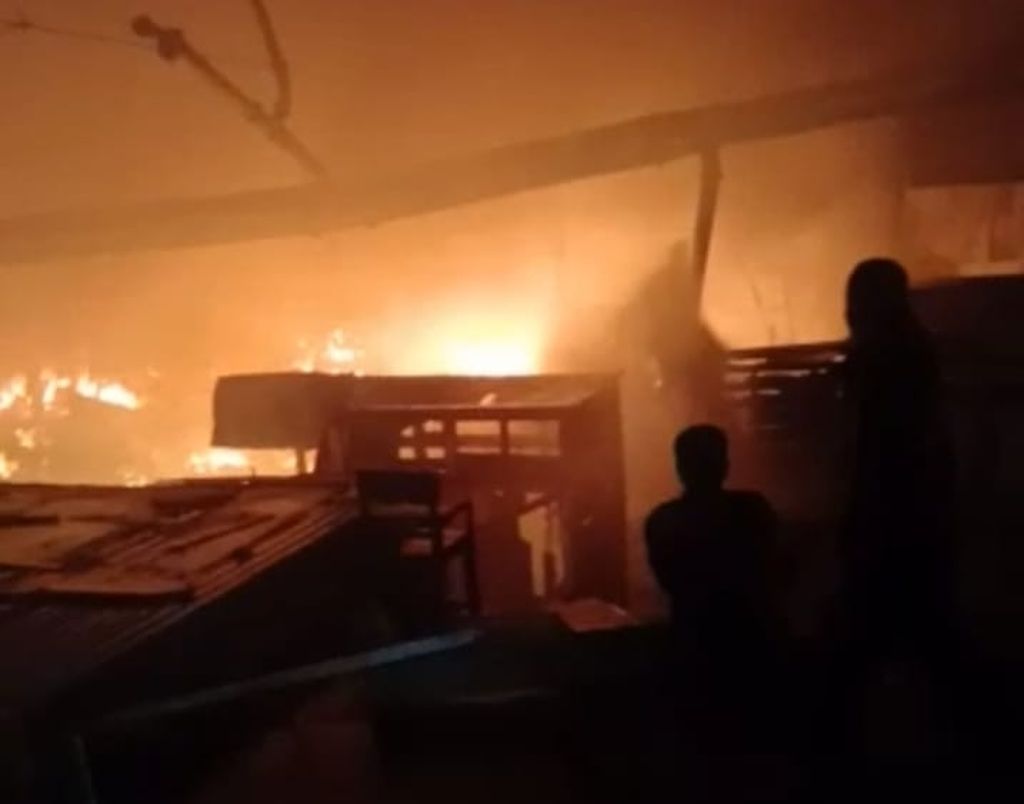 Sekitar 50 kios di Pasar Penampungan Sapuran, Wonosobo, Jawa Tengah, terbakar, Rabu (18/1/2023) malam.