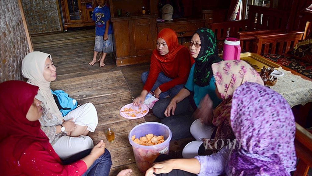 Ibu-ibu anggota Bale Istri Paseh di Kecamatan Paseh, Kabupaten Bandung, Jawa Barat, berdiskusi tentang beragam kasus kekerasan rumah tangga yang terjadi di lingkungan tinggal mereka, Selasa (6/5/2015). Kemandirian yang mereka lakukan sejak tahun 2007 ikut mengungkap ratusan kasus kekerasan rumah tangga di Kabupaten Bandung dalam empat tahun terakhir.