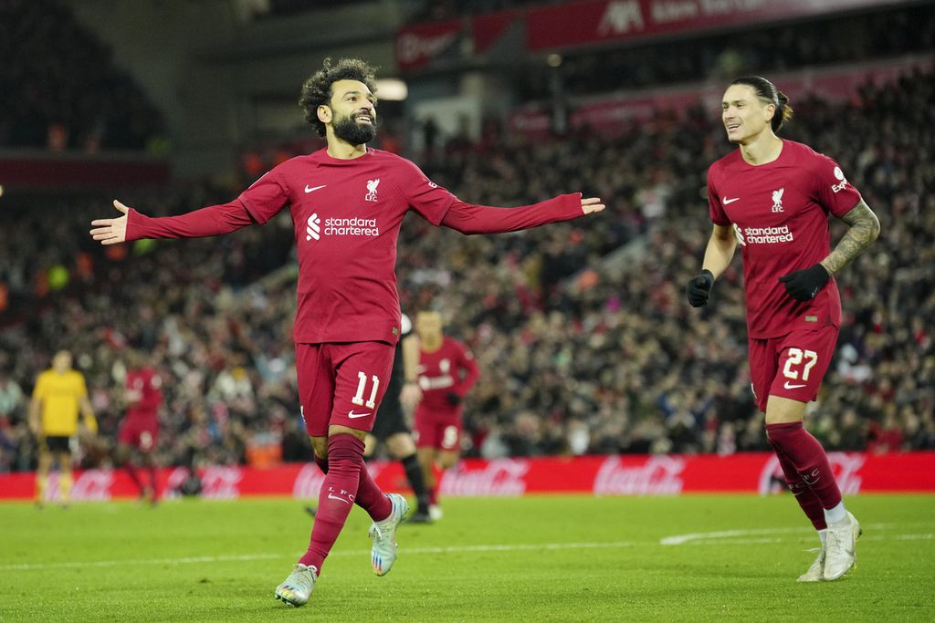 Pemain Liverpool, Mohamed Salah, melakukan selebrasi seusai mencetak gol kedua dalam pertandingan putaran ketiga Piala FA antara Liverpool kontra Wolverhampton Wanderers, yang berakhir 2-2, di Stadion Anfield, Minggu (8/1/2023) dini hari WIB. 