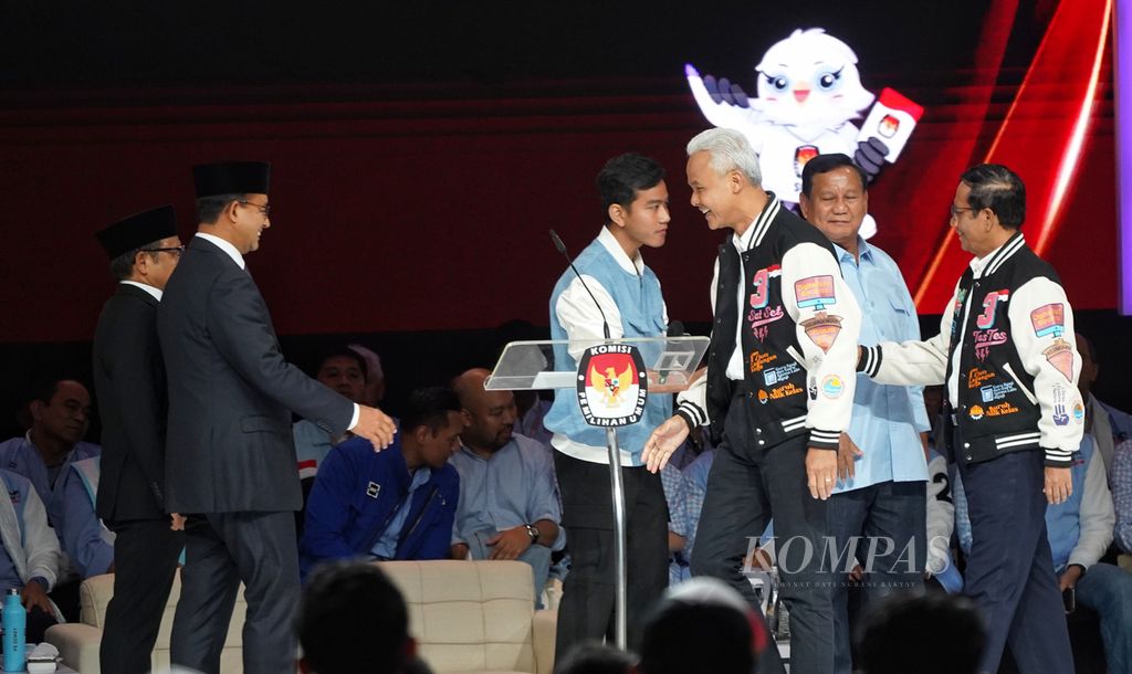 Three pairs of presidential and vice presidential candidates took to the stage together and shook hands after the fifth round of the Presidential Candidate Debate for the 2024 Elections at the Jakarta Convention Center on Sunday (4/2/2023).