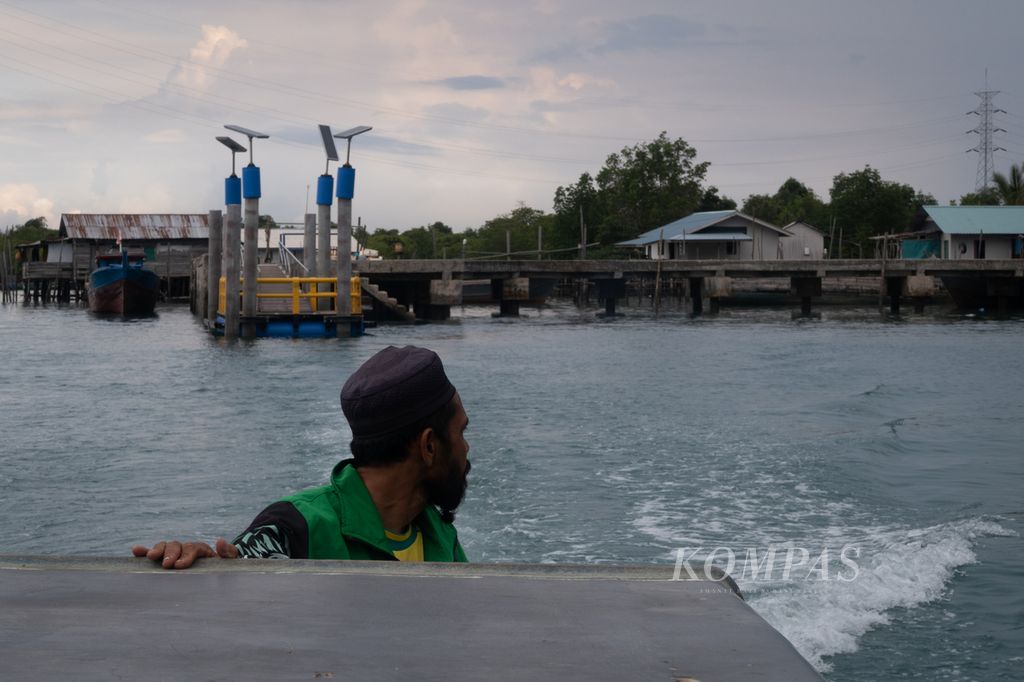 Perahu membawa wisatawan meninggalkan Pulau Ngenang, Kota Batam, Kepulauan Riau, Kamis (14/12/2023).