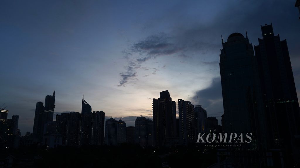 Siluet deretan gedung bertingkat di kawasan Tanah Abang, Jakarta Pusat, Senin (17/4/2023). 