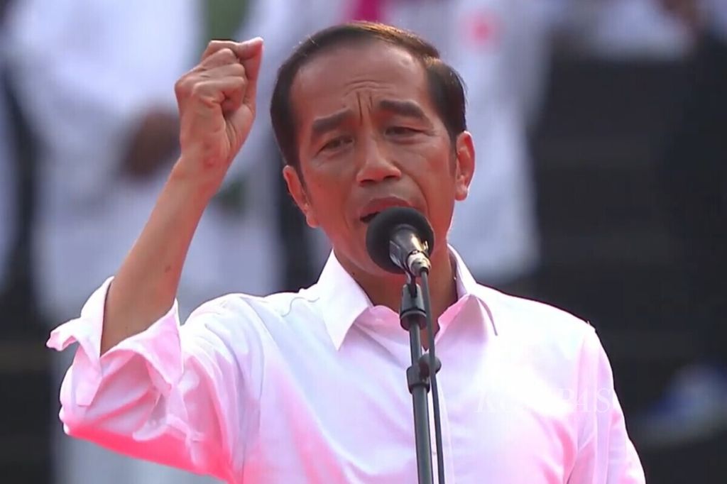 Calon presiden nomor urut 01 Joko Widodo berorasi dalam kampanye akbar di Stadion Utama Gelora Bung Karno (GBK) Senayan, Jakarta, Sabtu (13/4/2019).