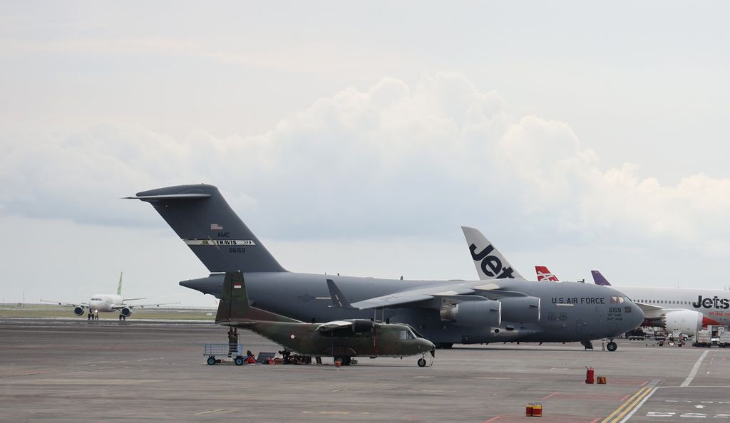Pesawat Boeing C-17 Globemaster III milik Angkatan Udara Amerika Serikat diparkir di Bandara Internasional Ngurah Rai, Bali, Rabu (9/11/2022). Pesawat itu digunakan untuk mengangkut berbagai logistik delegasi Amerika Serikat untuk acara KTT G20 mendatang.