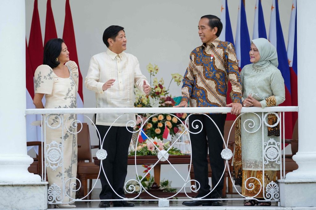 Presiden Filipina Ferdinand Marcos Jr (kedua dari kiri) beserta Ibu Negara Filipina Louise Araneta Marcos (kiri) bertemu dengan Presiden Joko Widodo dan Ibu Negara Iriana di Istana Kepresidenan di Bogor, Jawa Barat, Senin (5/9/2022). 