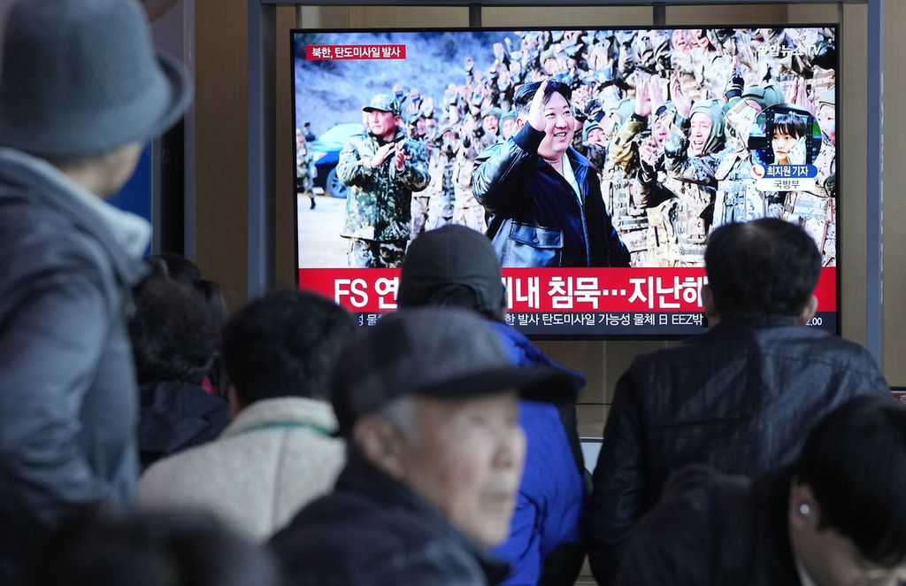 Pemimpin Korea Utara Kim Jong Un terlihat di layar televisi di Stasiun Kereta Seoul, Korea Selatan, Senin (18/3/2024). Korut meluncurkan tiga rudal balistik jarak pendek ke perairan sisi timur Korut, Senin (18/3/2024). 