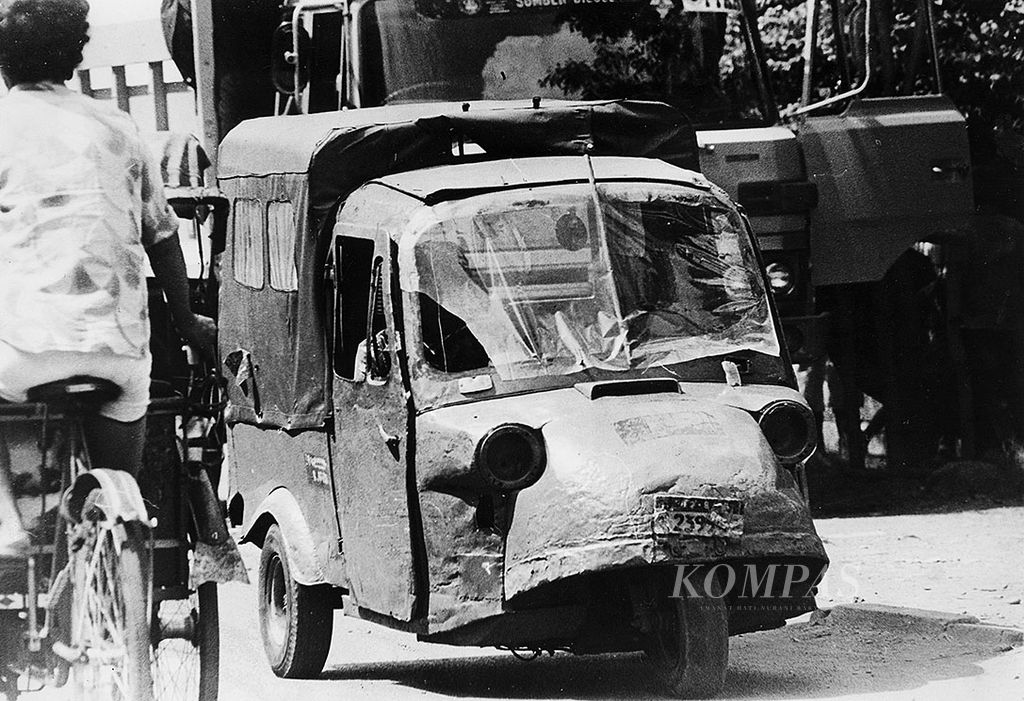 Salah satu bemo yang masih beroperasi di Jakarta, Kamis (2/7/1981). 
