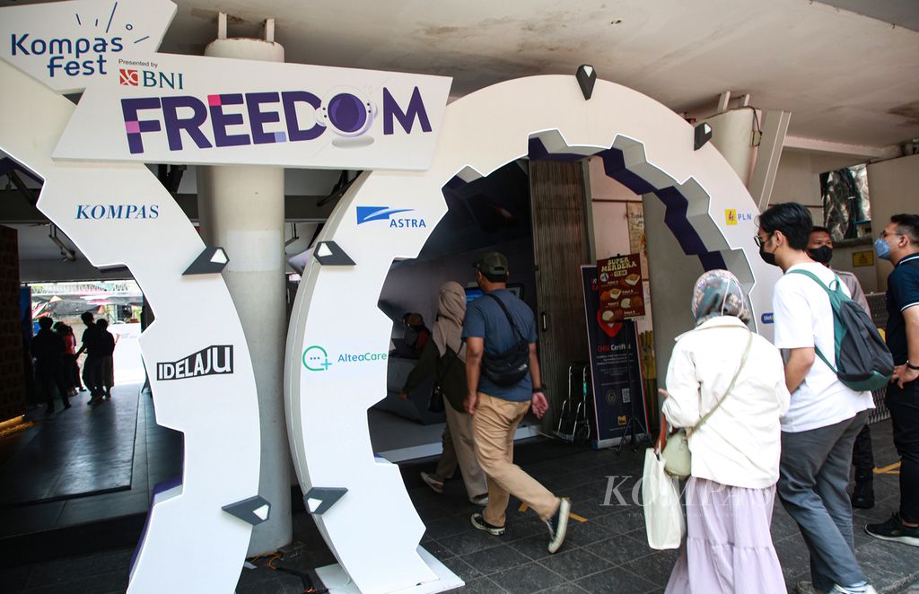 Para peserta berdatangan ke Kompasfest 2022 di M Bloc Space, Jakarta Selatan, Jumat (19/8/2022). Kompasfest 2022 mengangkat tema "Freedom".