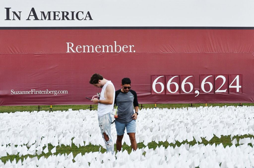 Instalasi menampilkan lebih dari 666.624 bendera putih yang ditanam pada lahan seluas sekitar 20 hektar untuk menandai korban meninggal akibat pandemi Covid-19 di Amerika Serikat pada 2020 dan 2021. Saat ini AS mewaspadai lonjakan kasus korona akibat merebaknya varian Omicron.