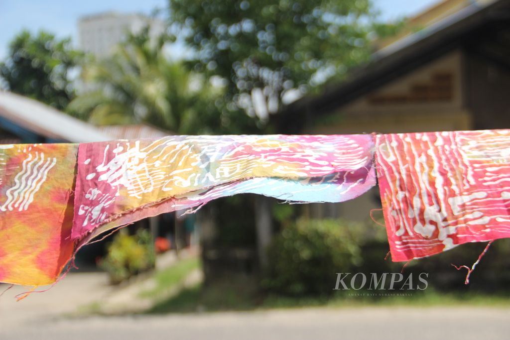 Batik hasil karya anak-anak Kota Singkawang, Kalimantan Barat, Sabtu (25/6/2022). 