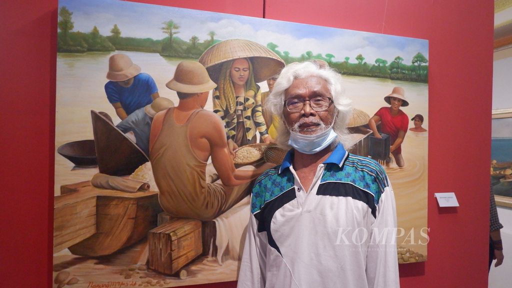 Muhammad Yusran alias Nanang M Yus saat dijumpai di Galeri Seni Rupa Solihin, Taman Budaya Provinsi Kalimantan Selatan, di Kota Banjarmasin, Rabu (12/1/2022). Di lokasi tersebut, pelukis senior Kalsel itu menggelar pameran tunggal dan memamerkan 26 lukisannya.