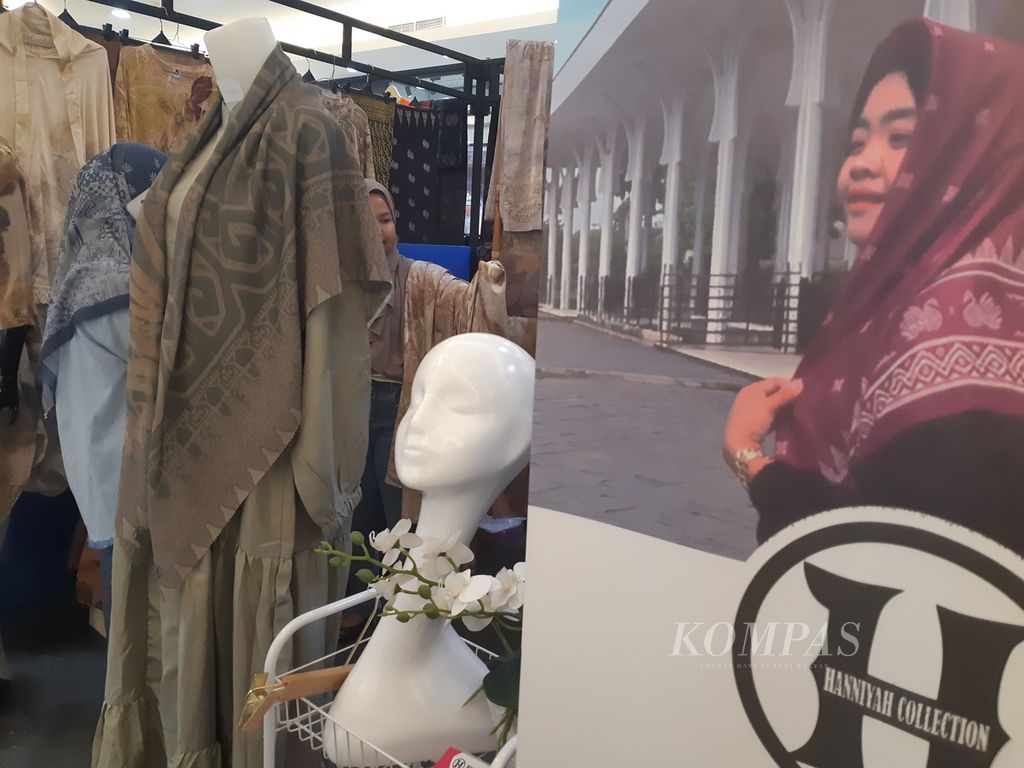 Usaha hijab Hanniyah Collection di Pameran Serambi 2023 di Kota Jambi, Rabu (19/7/2023).