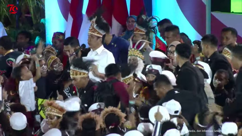 Presiden Joko Widodo menghadiri puncak peringatan Hari Anak Nasional Ke-40 yang digelar di Stadion Indonesia Bangkit, Jayapura, Papua, Selasa (23/7/2024). 