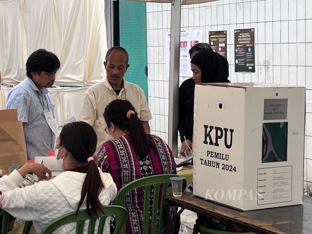 Petugas KPPS di TPS 02 Kelurahan Bulo Gading, Kecamatan Ujung Pandang, Kota Makassar, berdiskusi sembari menunggu pemilih datang, Sabtu (24/2/2024). TPS ini satu dari 10 yang menggelar pemilihan suara ulang di Makassar.