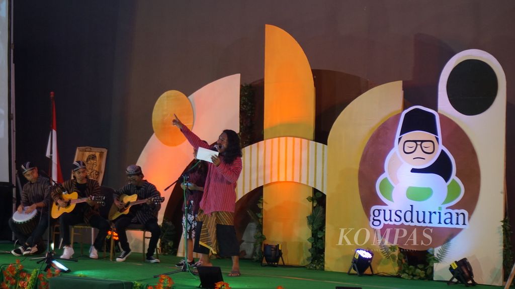 Suasana saat acara panggung budaya dalam Temu Nasional (Tunas) Jaringan Gusdurian di Asrama Haji Sukolilo, Surabaya, Jawa Timur, Sabtu (15/10/2022) malam. 