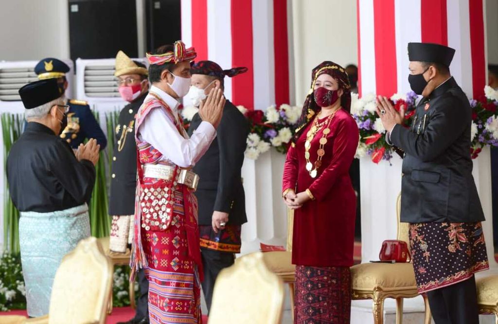 Presiden Joko Widodo dan Wakil Presiden Maruf Amin menyapa para pemimpin lembaga tinggi negara yang mengikuti upacara Hari Kemerdekaan Ke-75 RI dari Istana Merdeka, Jakarta, Senin (17/8/2020). Para pemimpin lembaga negara itu pun mengenakan pakaian adat dari berbagai daerah di Nusantara.