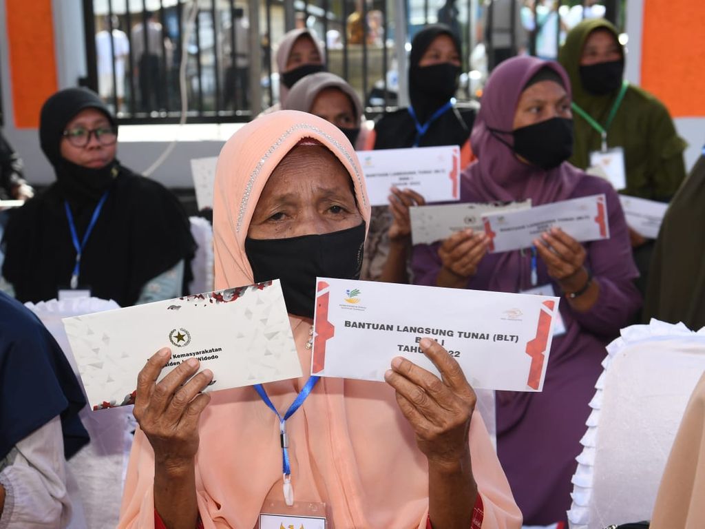 Salah seorang warga menunjukkan amplop BLT BBM yang diterimanya di Kantor Pos Baubau, Kota Baubau, Sulawesi Tenggara, Selasa (27/9/2022). 
