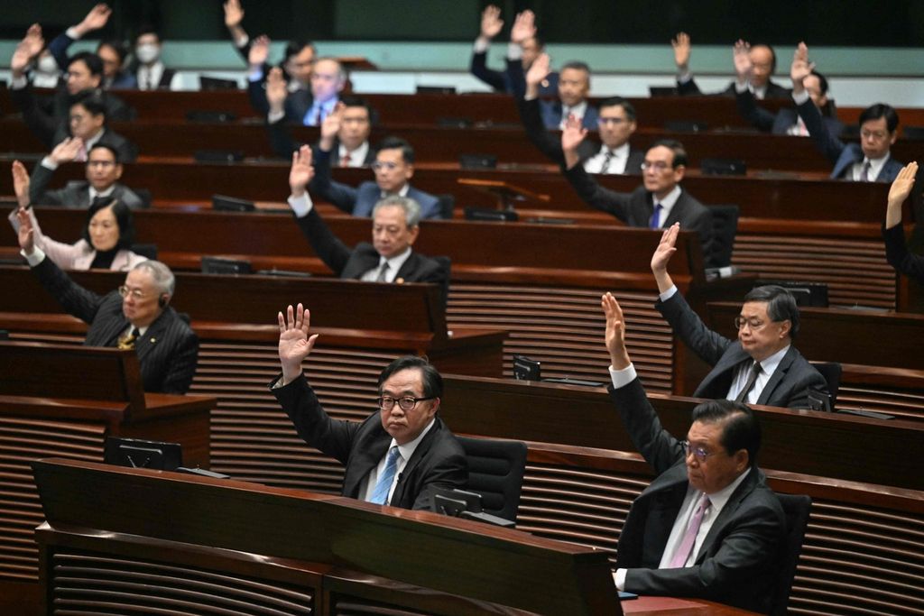 Para anggota Dewan Legislatif mengesahkan Undang-Undang Keamanan Nasional yang baru melalui pemungutan suara Pasal 23 UU Keamanan Nasional di Hong Kong, 19 Maret 2024. UU tersebut mulai berlaku per Sabtu (23/3/2024). 