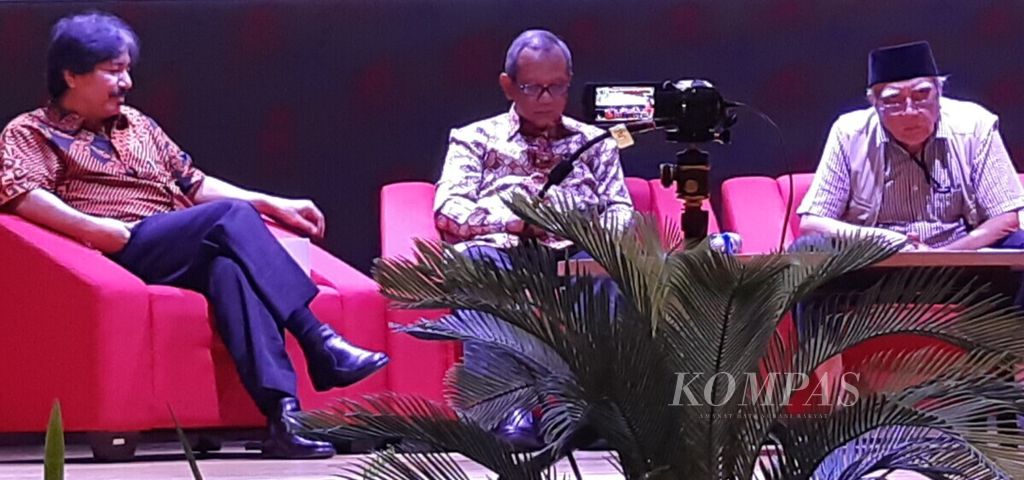 Diskusi tentang pidato Bung Karno di Perpusnas RI, Rabu (15/5/2019). Hadir sebagai pembicara, sejarawan Rushdy Hoesein; mantan Kepala Unit Pelaksana Teknis (UPT) Proklamator Bung Karno, Suyatno (tengah); dan penulis Roso Daras (kiri).