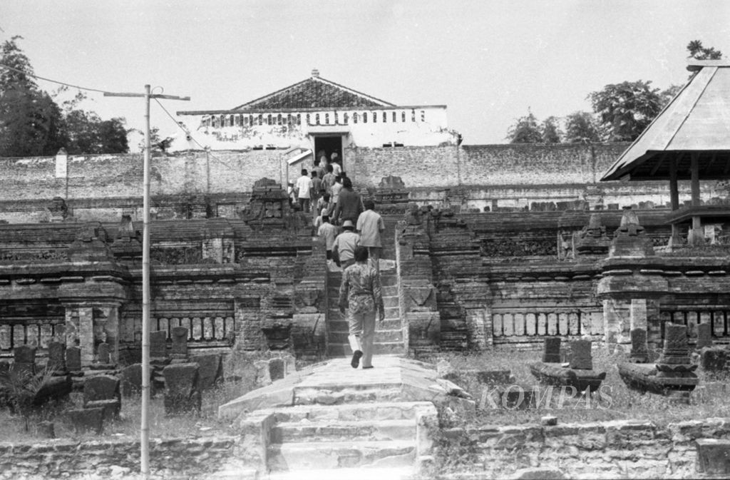 Kompleks Makam Sunan Giri Di Gresik. Daripada Untung Tapi Lupa, Lebih Baik Ingat Waspada. Suasana peziarahan di kompleks makam Sunan Giri, Gresik, Jawa Timur (02-12-1984)