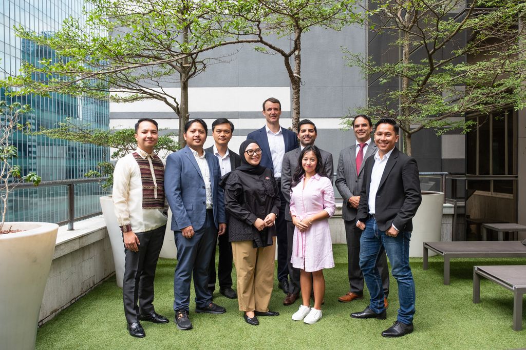 Para pemimpin perusahaan rintisan inovator berfoto bersama di Singapura, Senin (15/4/2024). Mereka mendapat suntikan dana sebesar 250.000 dollar Singapura atau sekitar Rp 2,9 miliar di ajang Konferensi Filantropi Asia (Philanthropy Asia Summit) 2024.