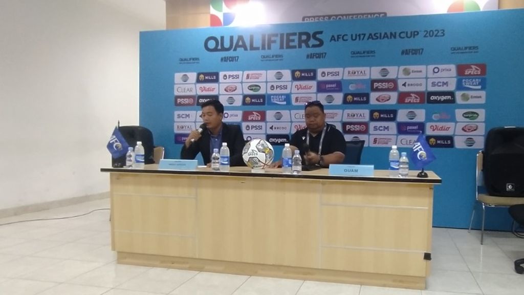 Pelatih Guam Samuel San Gil (kanan) menyampaikan kesannya dalam jumpa pers sesuai pertandingan di Stadion Pakansari, Kabupaten Bogor, Jawa Barat, Minggu (9/10/2022). Palestina berhasil unggul 4-0 atas Guam sekaligus meraih hatrick perdananya selama kualifikasi Piala Asia U-17 2023.