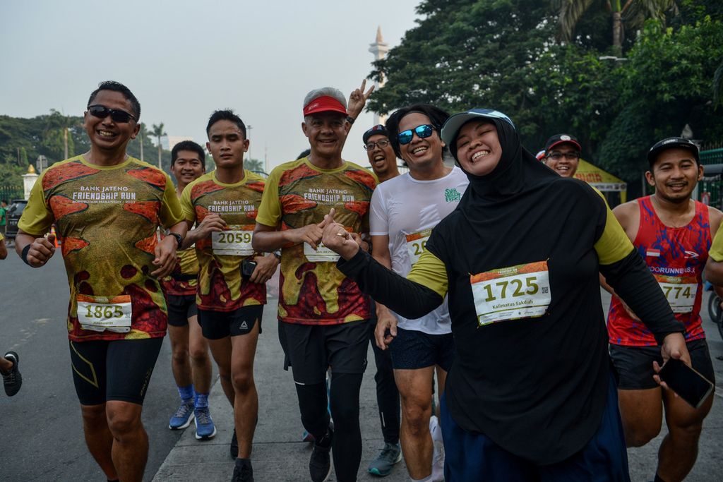 Gubernur Jawa Tengah Ganjar Pranowo (topi merah) berlari bersama para peserta acara Bank Jateng Friendship di kawasan Monumen Nasional, Jakarta, dalam acara Bank Jateng Friendship Run, Minggu (21/5/2023). 