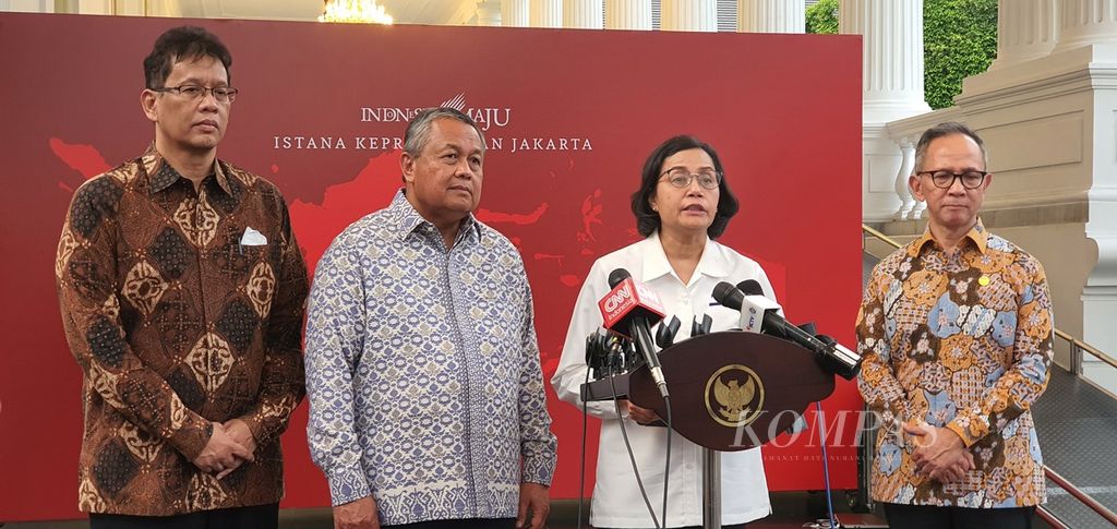 Finance Minister Sri Mulyani Indrawati (second from the right), Bank Indonesia Governor Perry Warjiyo (second from the left), Chairman of the Financial Services Authority (OJK) Commissioner Council Mahendra Siregar (far right), and Chairman of the Deposit Insurance Corporation (LPS) Commissioner Council Purbaya Yudhi Sadewa (left) left Merdeka Palace, Jakarta, on Monday (23/10/2023) after a meeting related to financial system stability.