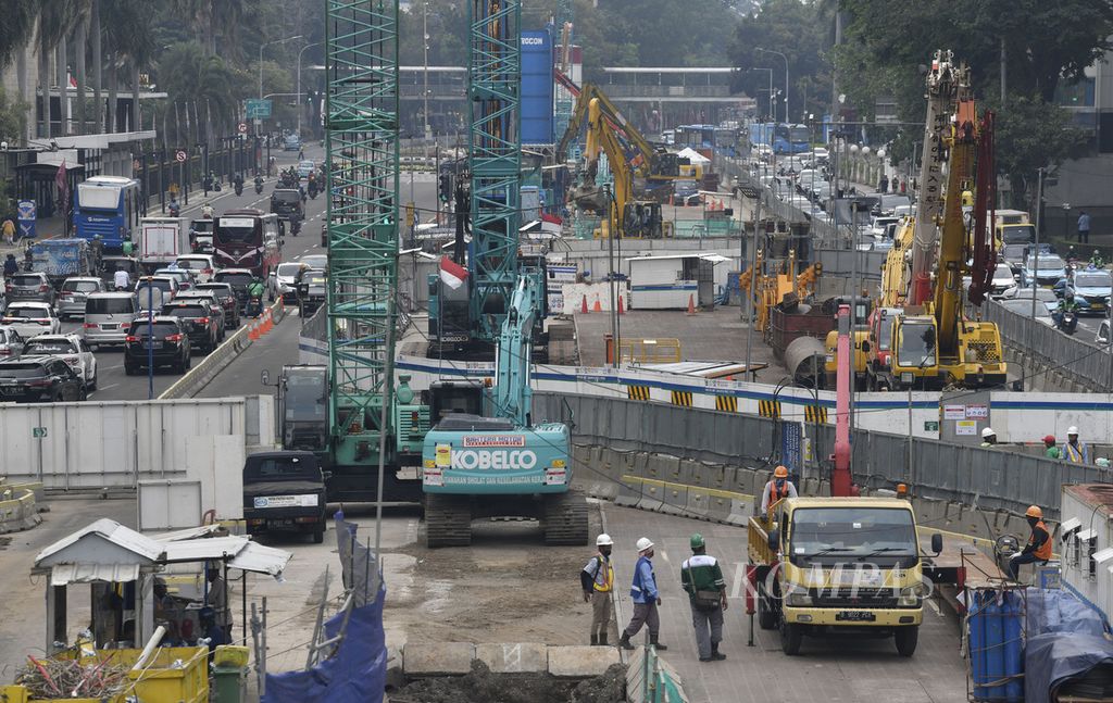 Proyek MRT paket kontrak atau CP 201 fase 2A di Jalan Thamrin, Jakarta Pusat, Rabu (14/9/2022). CP 201 fase 2A MRT Jakarta direncanakan terbentang dari Stasiun Bundaran HI menuju Stasiun Harmoni sepanjang 2,8 kilometer. Paket kontrak 201 ditargetkan dapat selesai pada Maret 2025. Adapun untuk proyek keseluruhan MRT fase 2A atau koridor utara-selatan diproyeksikan akan rampung pada 2028.