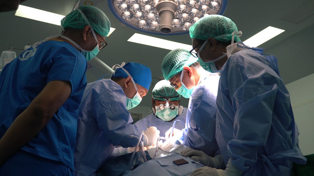 Tim dokter Rumah Sakit Umum Pusat Dr Wahidin Sudirohusodo melakukan operasi transplantasi ginjal yang pertama di rumah sakit ini, di Makassar, Sulawesi Selatan, Senin (27/11/2023). Operasi yang didampingi tim dari Rumah Sakit Umum Pusat Cipto Mangunkusumo ini dinilai berhasil.