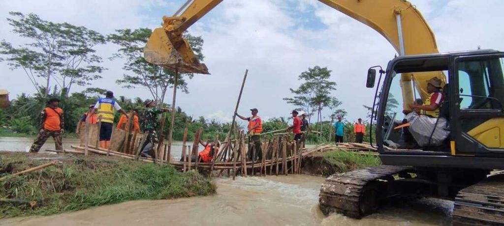 Penambalan tanggul Sungai Cimeneng di Dusun Cikerang, Desa Bantarsari, Kecamatan Bantarsari, Kabupaten Cilacap, Jawa Tengah, yang jebol pada Jumat (1/3/2024) terus dilakukan. 