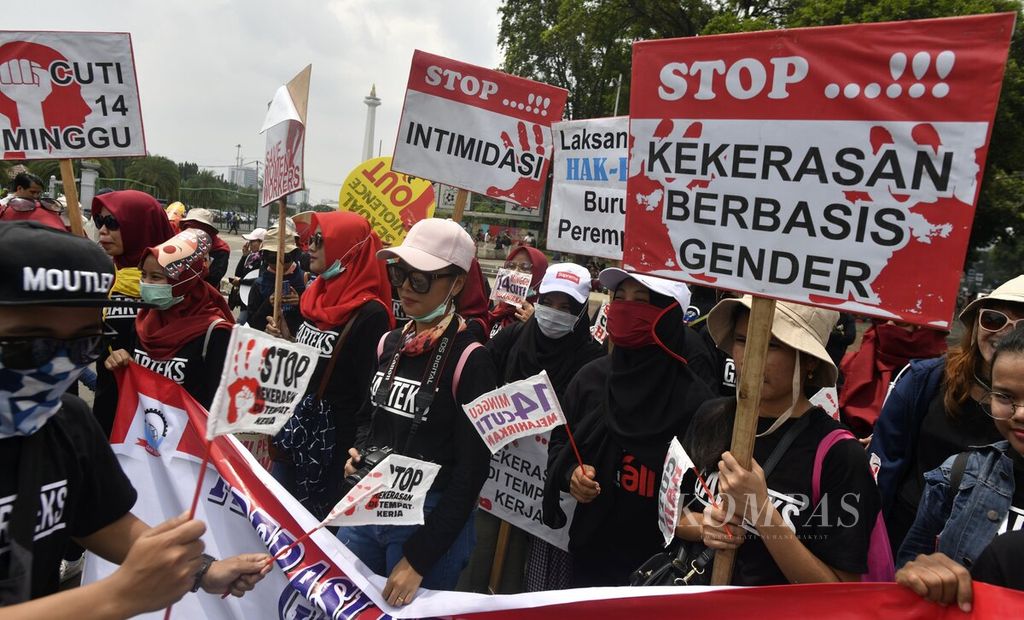 Buruh perempuan dari berbagai kelompok menggelar aksi memperingati Hari Perempuan Internasional di Taman Aspirasi, seberang Istana Merdeka, Jakarta, Minggu (8/3/2020). Dalam aksinya, mereka menyuarakan sejumlah hal terkait penyetaraan hak perempuan. Terutama penghapusan kekerasan dan pelecehan berbasis jender di dunia kerja.