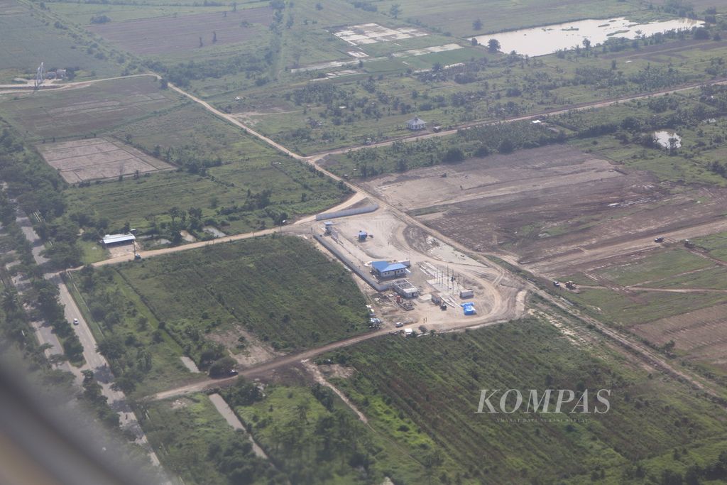 Hamparan lahan yang akan digunakan sebagai Sport Center Sumatera Utara di dekat Bandara Kualanamu, Kabupaten Deli Serdang, Sumatera Utara, Kamis (8/6/2023).