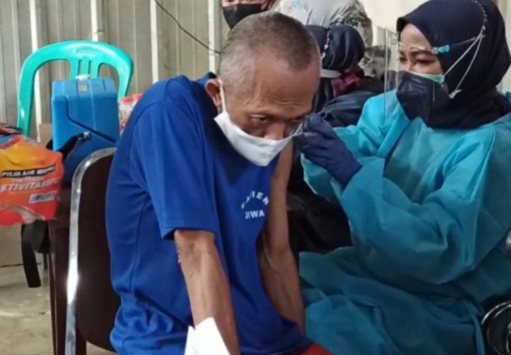 Orang dengan gangguan jiwa menjalani vaksinasi Covid-19 di Yayasan Camrud Biru, Kota Bekasi, pada Rabu (4/8/2021). Total ODGJ yang divaksin sebanyak 50 orang.