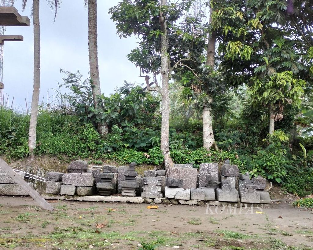 Sebagian batu Candi Lumbung yang belum terpasang di lokasi di Desa Krogowanan, Kecamatan Sawangan, Kabupaten Magelang, Jawa Tengah, Jumat (14/7/2023).