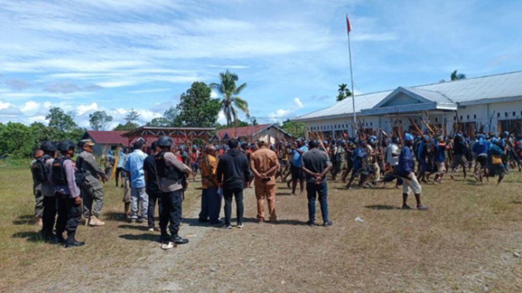 Upaya mediasi oleh aparat kepolisian bersama pemerintah daerah dengan salah satu kelompok masyarakat yang bertikai akibat sengketa batas wilayah lahan di Kabupaten Nabire, Papua Tengah, Jumat (9/6/2023).