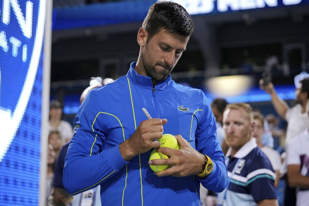 Petenis Serbia Novak Djokovic menandatangani bola untuk fans usai mengalahkan petenis Spanyol Carlos Alcaraz pada babak final ATP Masters 1000 Cincinnati di Cincinnati, Ohio, Amerika Serikat, pada Minggu (20/8/2023) sore waktu setempat atau Senin dinihari waktu Indonesia. Djokovic menang, 5-7, 7-6 (7), 7-6 (4). 