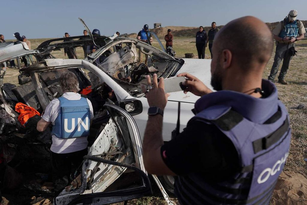 Penyelidik Perserikatan Bangsa-Bangsa memeriksa dampak serangan Israel pada konvoi World Central Kitchen di Gaza, Selasa (2/4/2024).