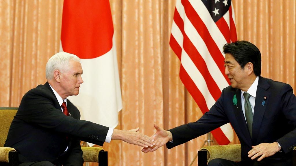 Wakil Presiden  Amerika Serikat Mike Pence (kiri) disambut hangat Perdana Menteri Jepang Shinzo Abe di kediaman resmi Abe di Tokyo, Jepang, Selasa (18/4).